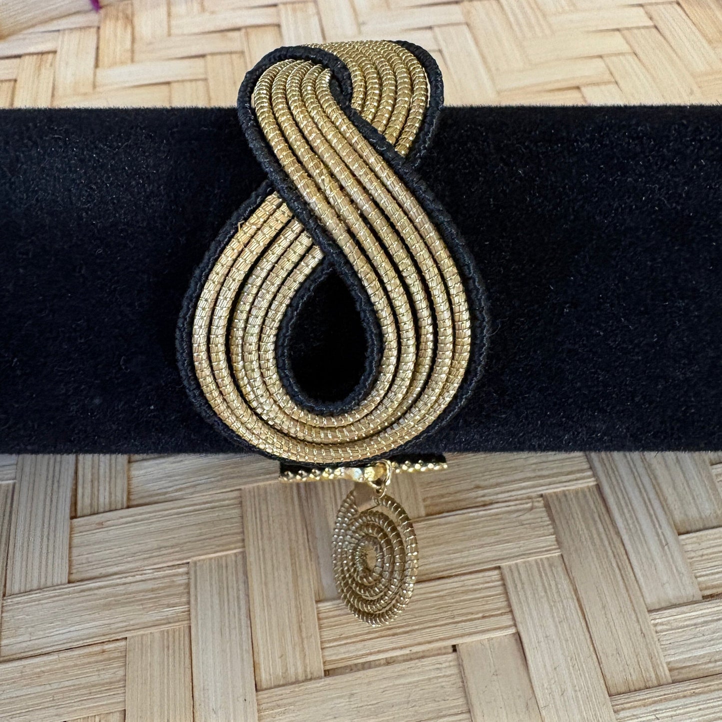 Bracelet Capim Dourado - fibre buriti noir et fermoir mandala Bracelet Artisan local travaillant le Capim Dourado dans l'état du Tocantins au centre-est du Brésil 