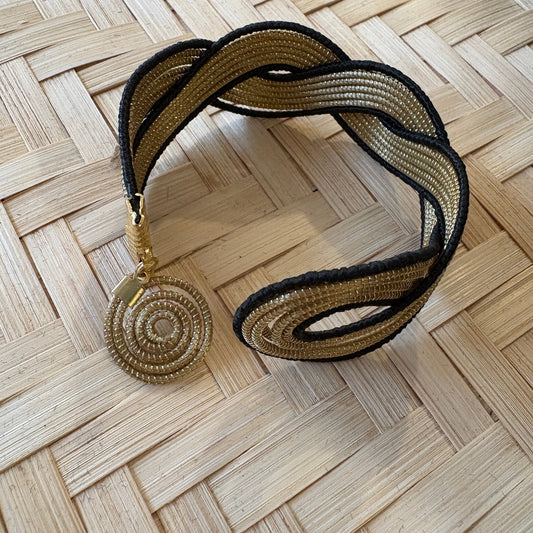Bracelet Capim Dourado - fibre buriti noir et fermoir mandala Bracelet Artisan local travaillant le Capim Dourado dans l'état du Tocantins au centre-est du Brésil 