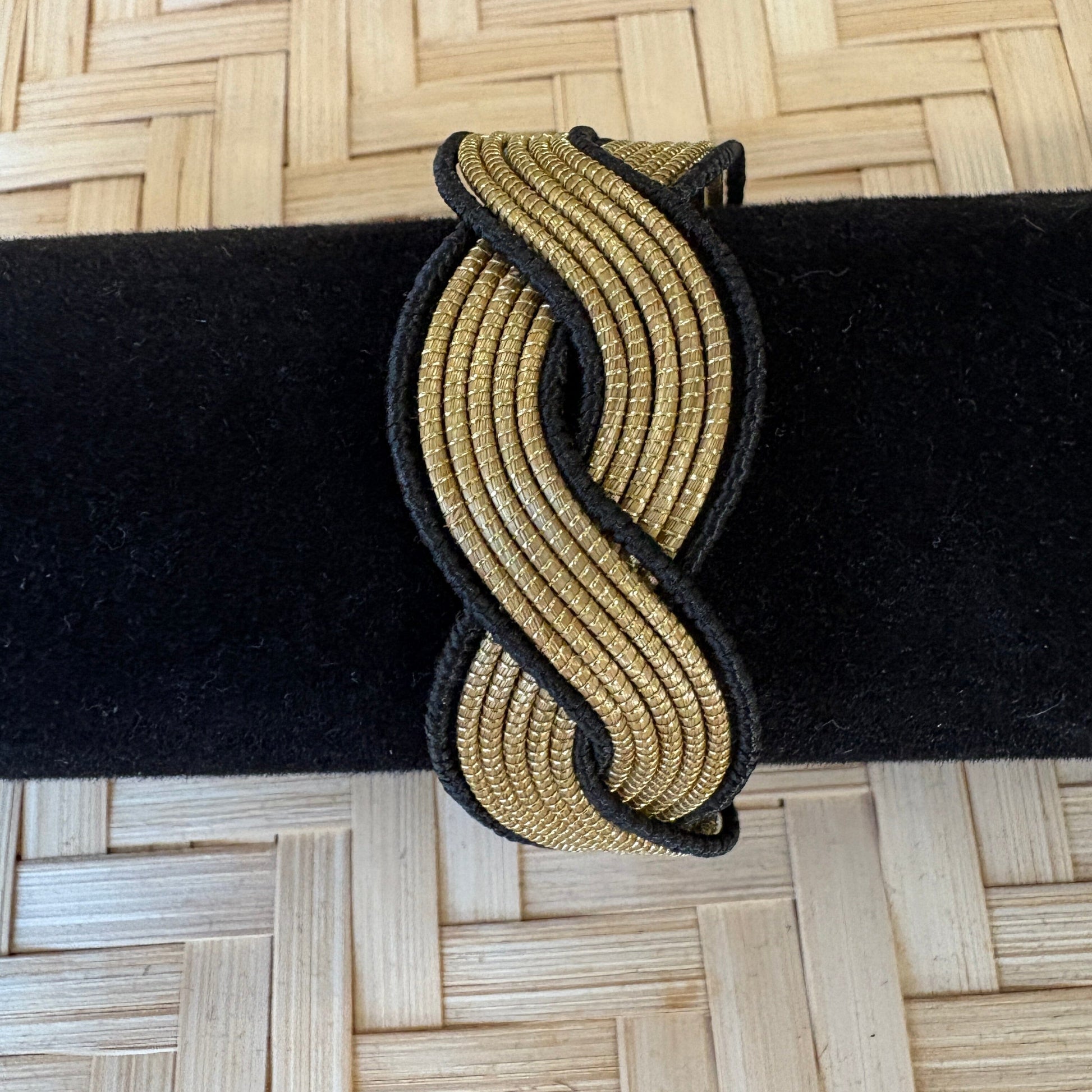Bracelet Capim Dourado - fibre buriti noir et fermoir mandala Bracelet Artisan local travaillant le Capim Dourado dans l'état du Tocantins au centre-est du Brésil 