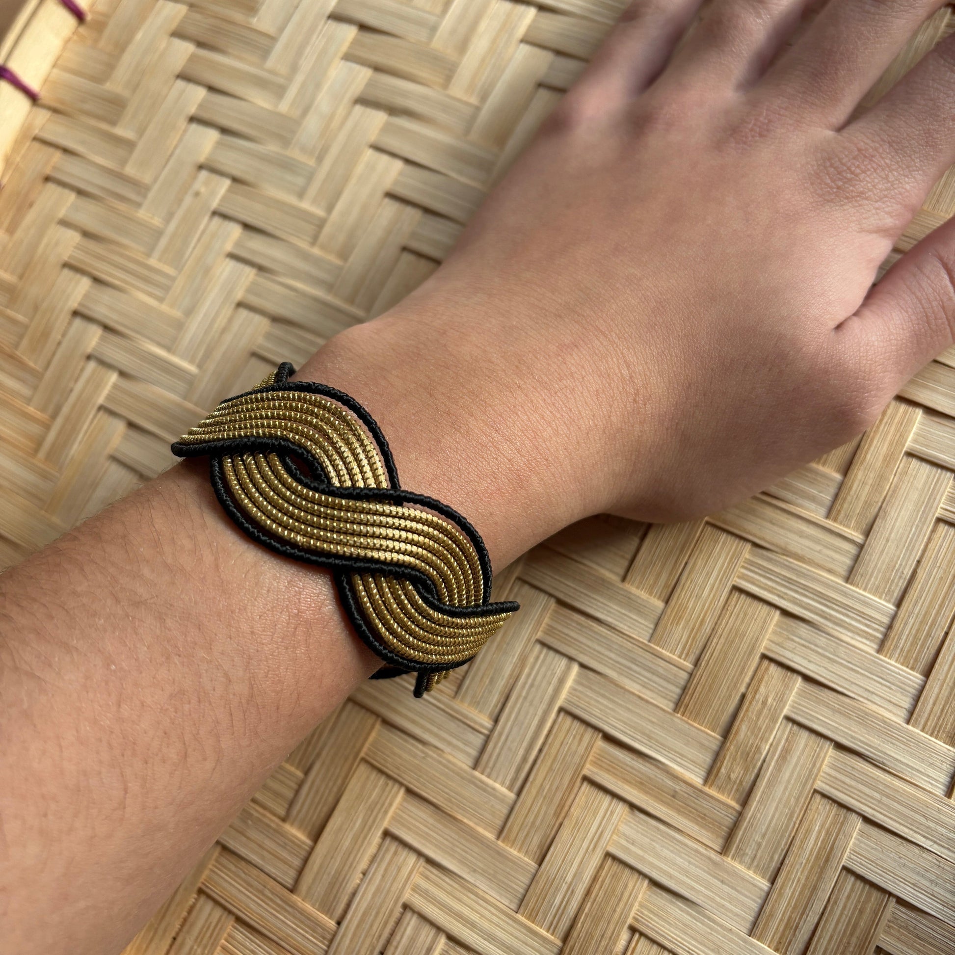 Bracelet Capim Dourado - fibre buriti noir et fermoir mandala Bracelet Artisan local travaillant le Capim Dourado dans l'état du Tocantins au centre-est du Brésil 