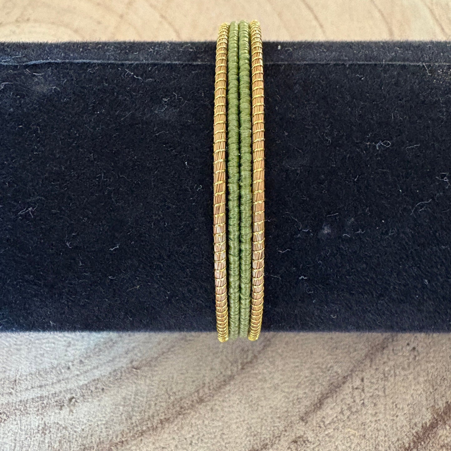 Bracelet Capim Dourado fin - fibre buriti vert Bracelet Artisan local travaillant le Capim Dourado dans l'état du Tocantins au centre-est du Brésil 