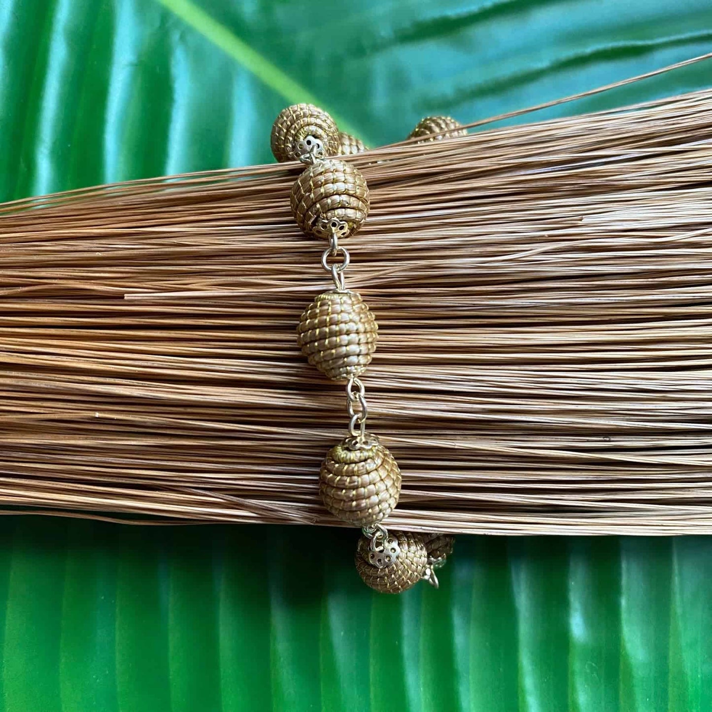 Bracelet Capim Dourado petites boules Bracelet Artisan local travaillant le Capim Dourado dans l'état du Tocantins au centre-est du Brésil 