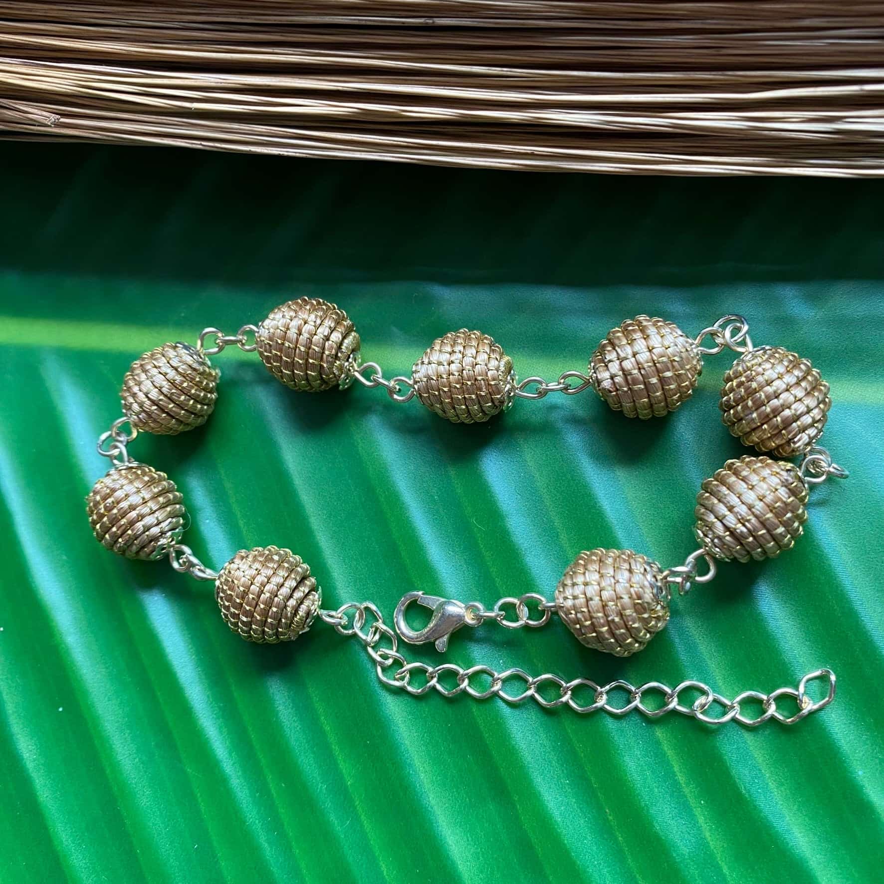 Bracelet Capim Dourado petites boules Bracelet Artisan local travaillant le Capim Dourado dans l'état du Tocantins au centre-est du Brésil 