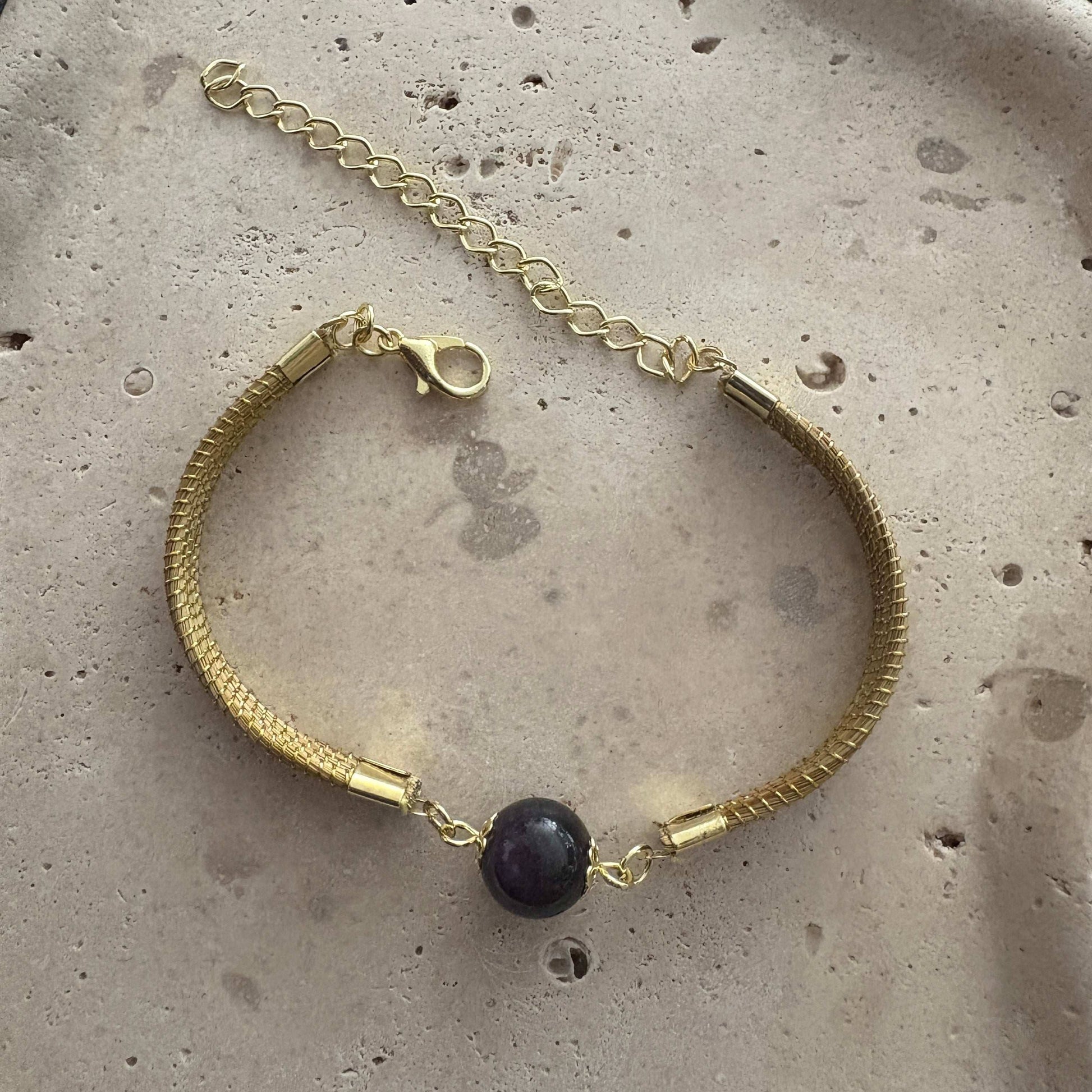 Bracelet Capim Dourado - pierre naturelle Améthyste Bracelet Artisan local travaillant le Capim Dourado dans l'état du Tocantins au centre-est du Brésil 