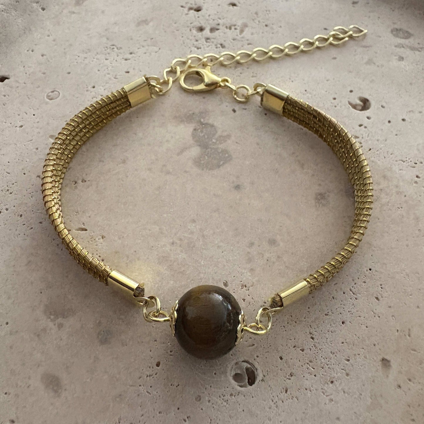 Bracelet Capim Dourado - pierre naturelle Oeil de tigre Bracelet Artisan local travaillant le Capim Dourado dans l'état du Tocantins au centre-est du Brésil 