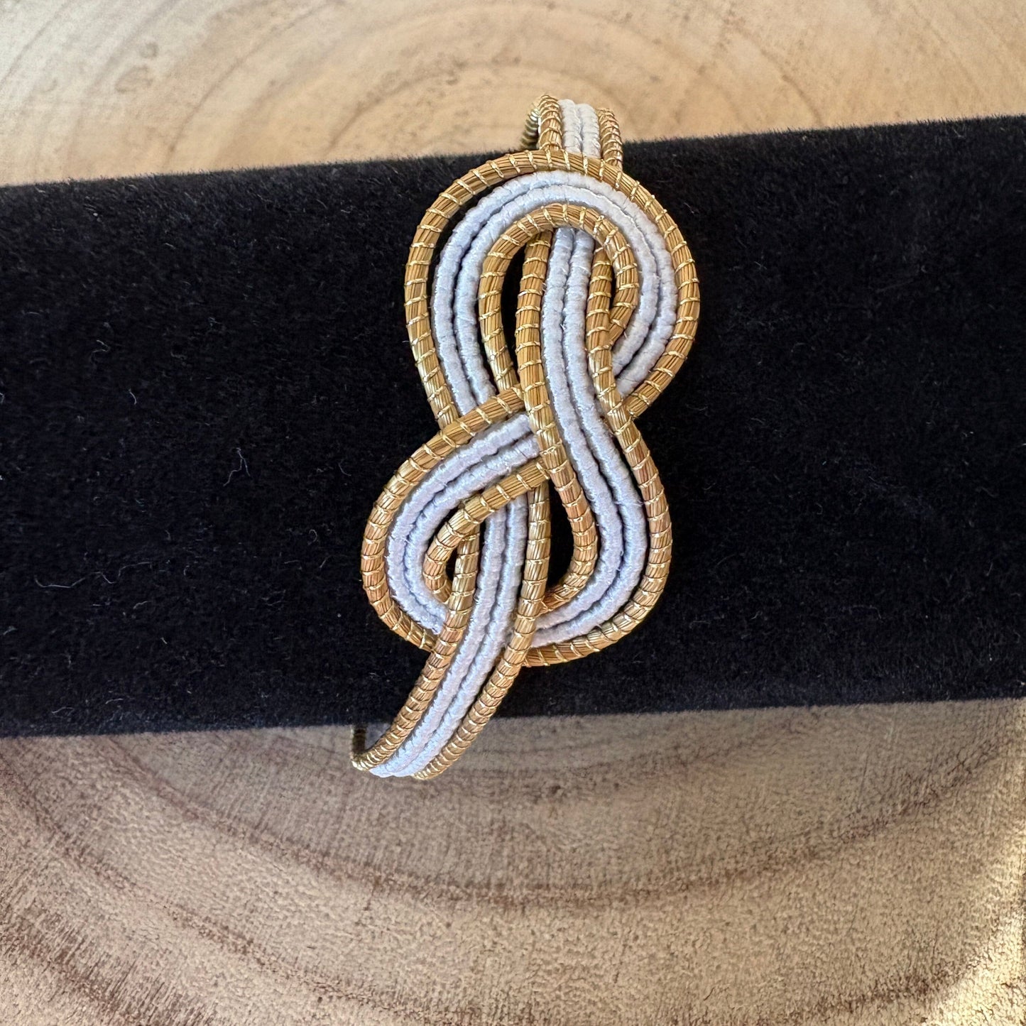 Bracelet Capim Dourado tressé en huit - fibre buriti blanc Bracelet Artisan local travaillant le Capim Dourado dans l'état du Tocantins au centre-est du Brésil 