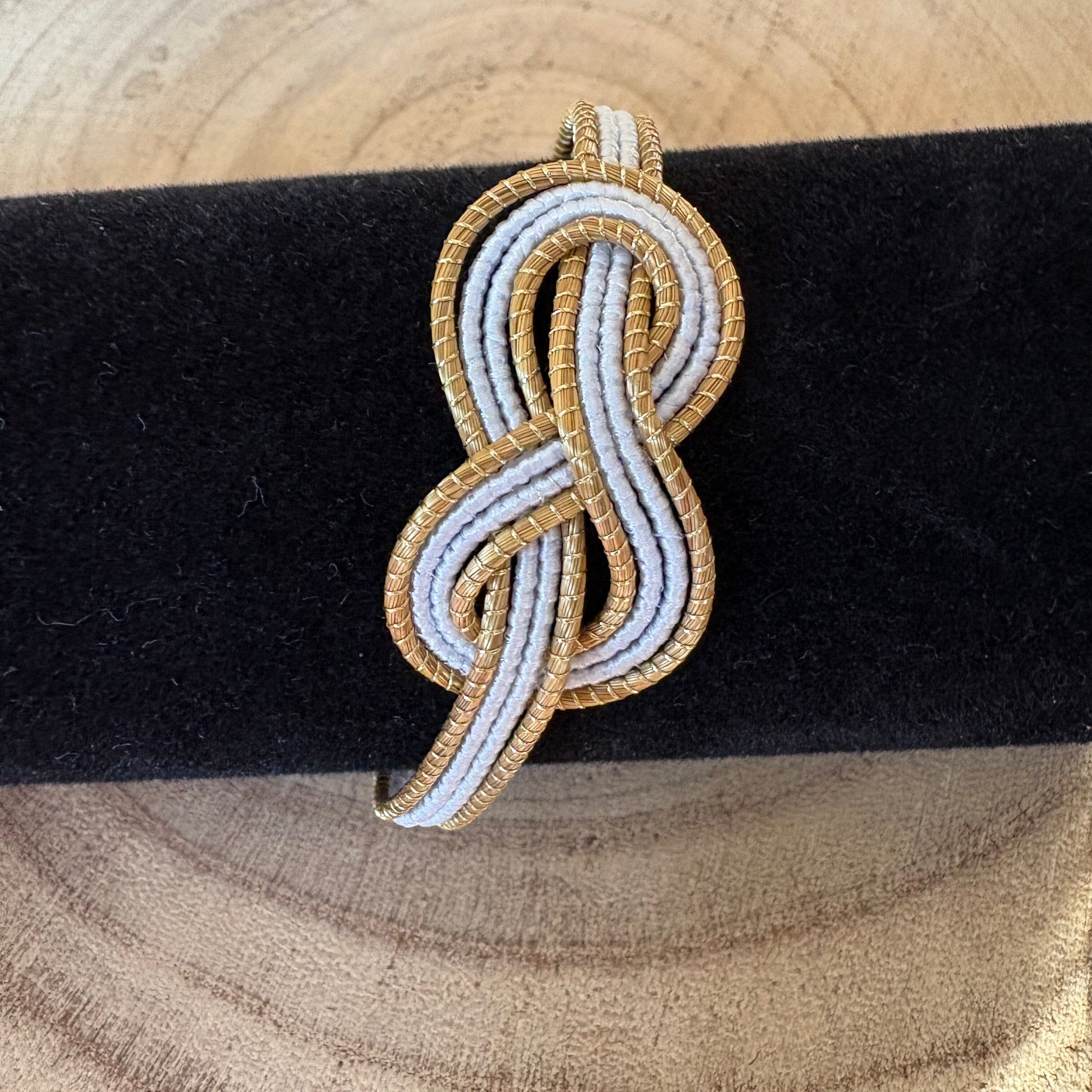 Bracelet Capim Dourado tressé en huit - fibre buriti blanc Bracelet Artisan local travaillant le Capim Dourado dans l'état du Tocantins au centre-est du Brésil 