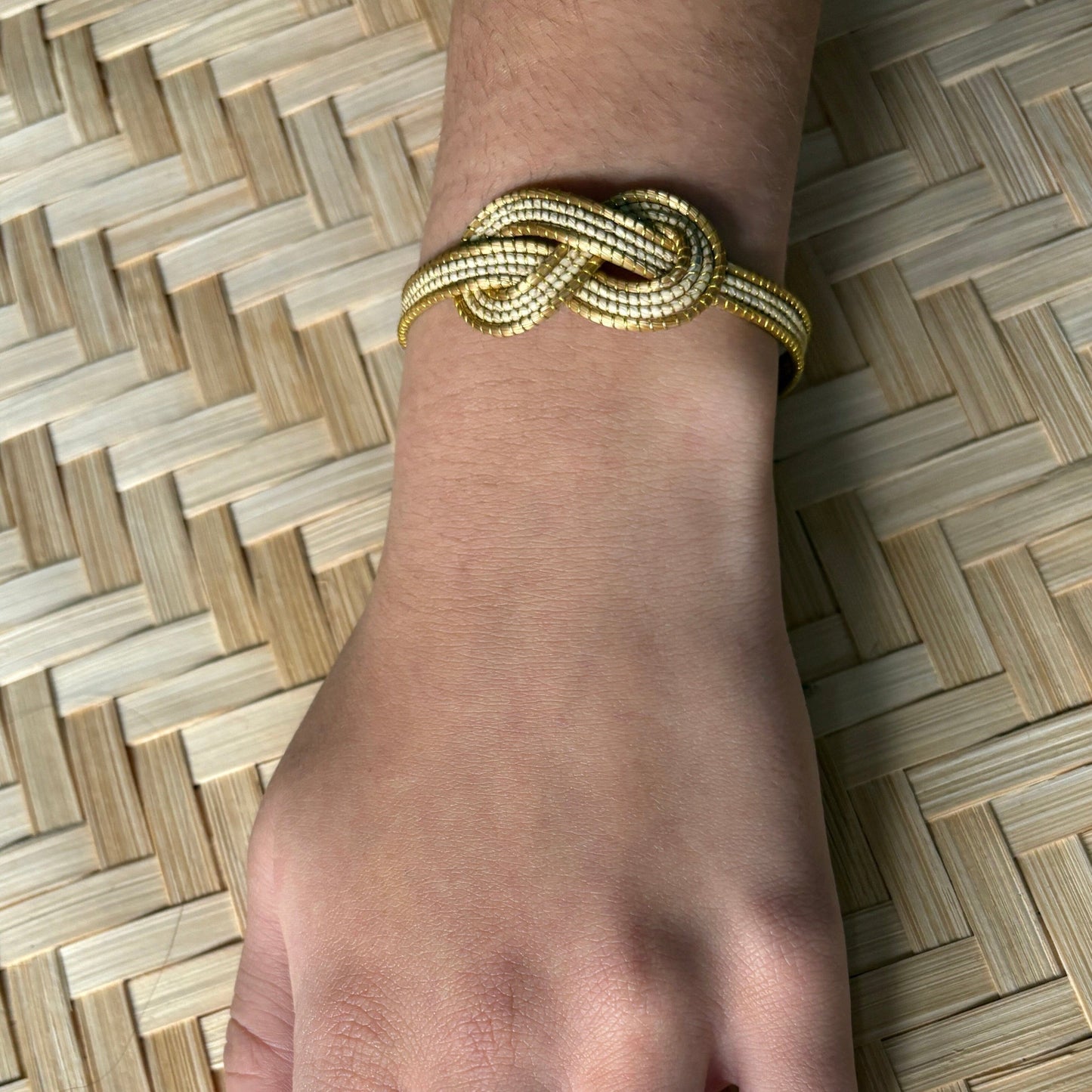 Bracelet Capim Dourado tressé en huit - fibre buriti blanc Bracelet Artisan local travaillant le Capim Dourado dans l'état du Tocantins au centre-est du Brésil 