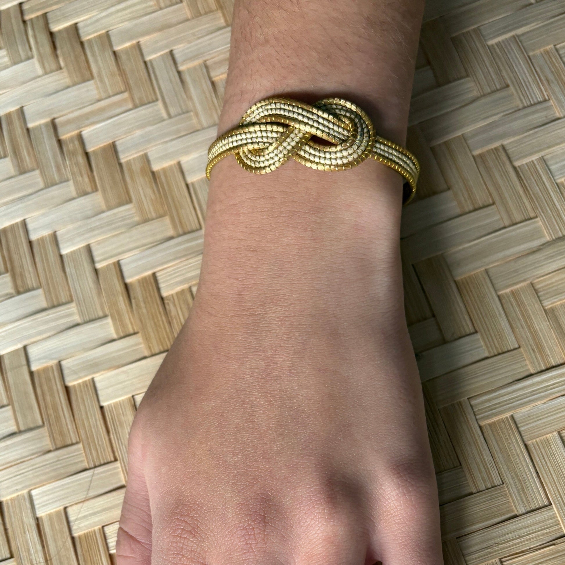 Bracelet Capim Dourado tressé en huit - fibre buriti blanc Bracelet Artisan local travaillant le Capim Dourado dans l'état du Tocantins au centre-est du Brésil 