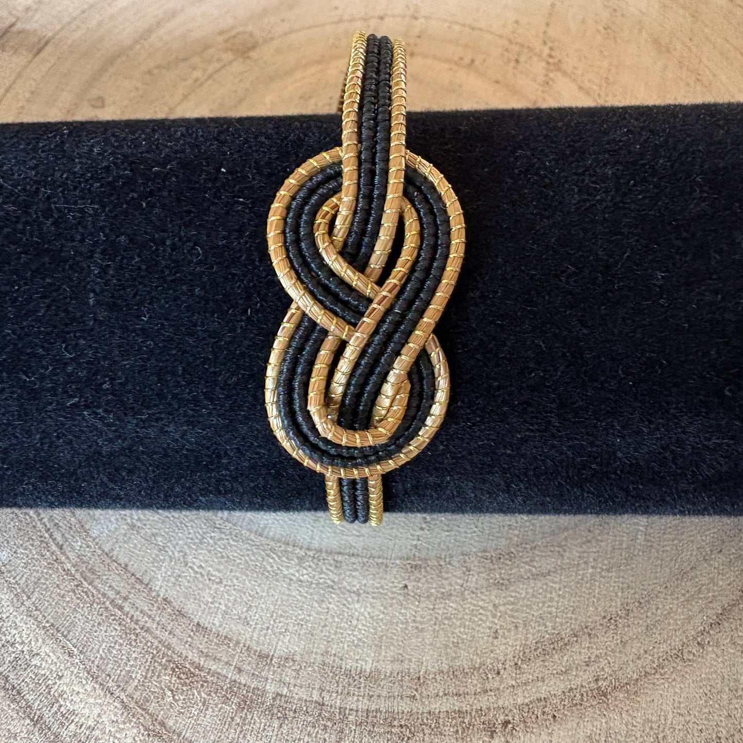 Bracelet Capim Dourado tressé en huit - fibre buriti noir Bracelet Artisan local travaillant le Capim Dourado dans l'état du Tocantins au centre-est du Brésil 