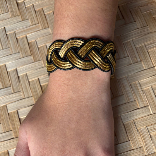 Bracelet Capim Dourado tressé - fibre buriti noir Bracelet Artisan local travaillant le Capim Dourado dans l'état du Tocantins au centre-est du Brésil 