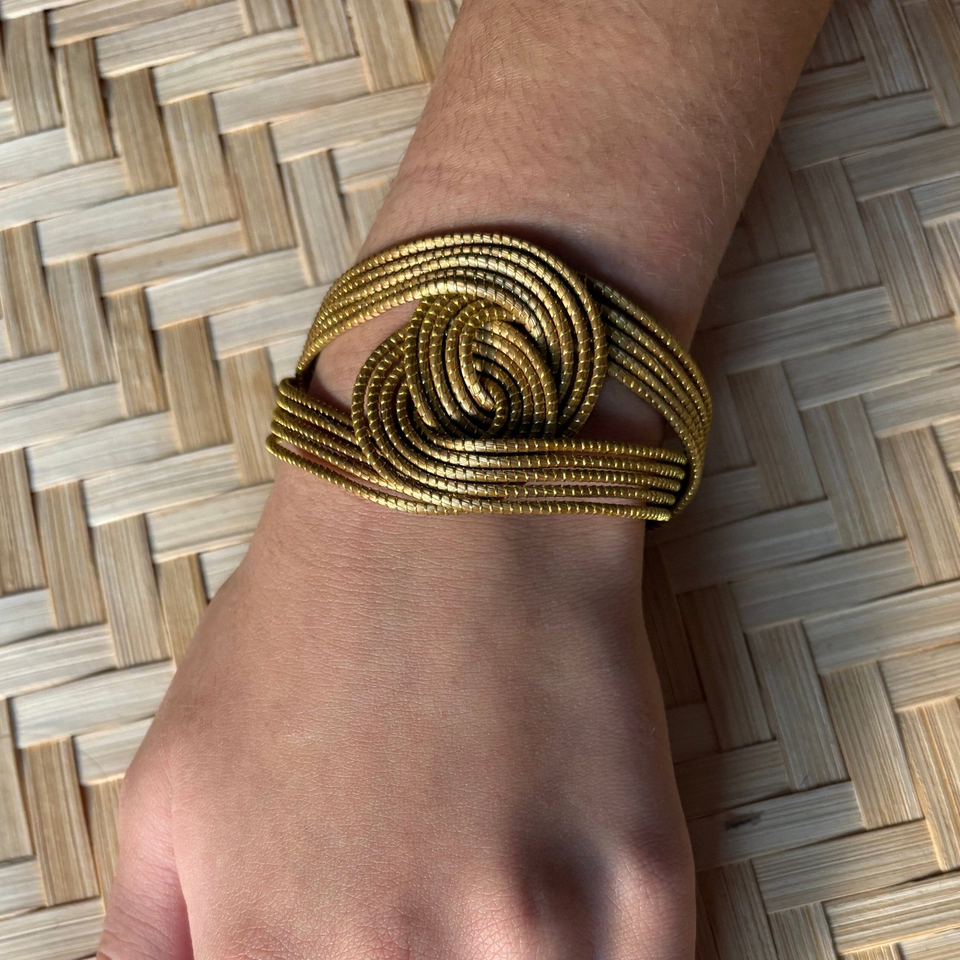 Bracelet Capim Dourado tressé large mandala Bracelet Artisan local travaillant le Capim Dourado dans l'état du Tocantins au centre-est du Brésil 