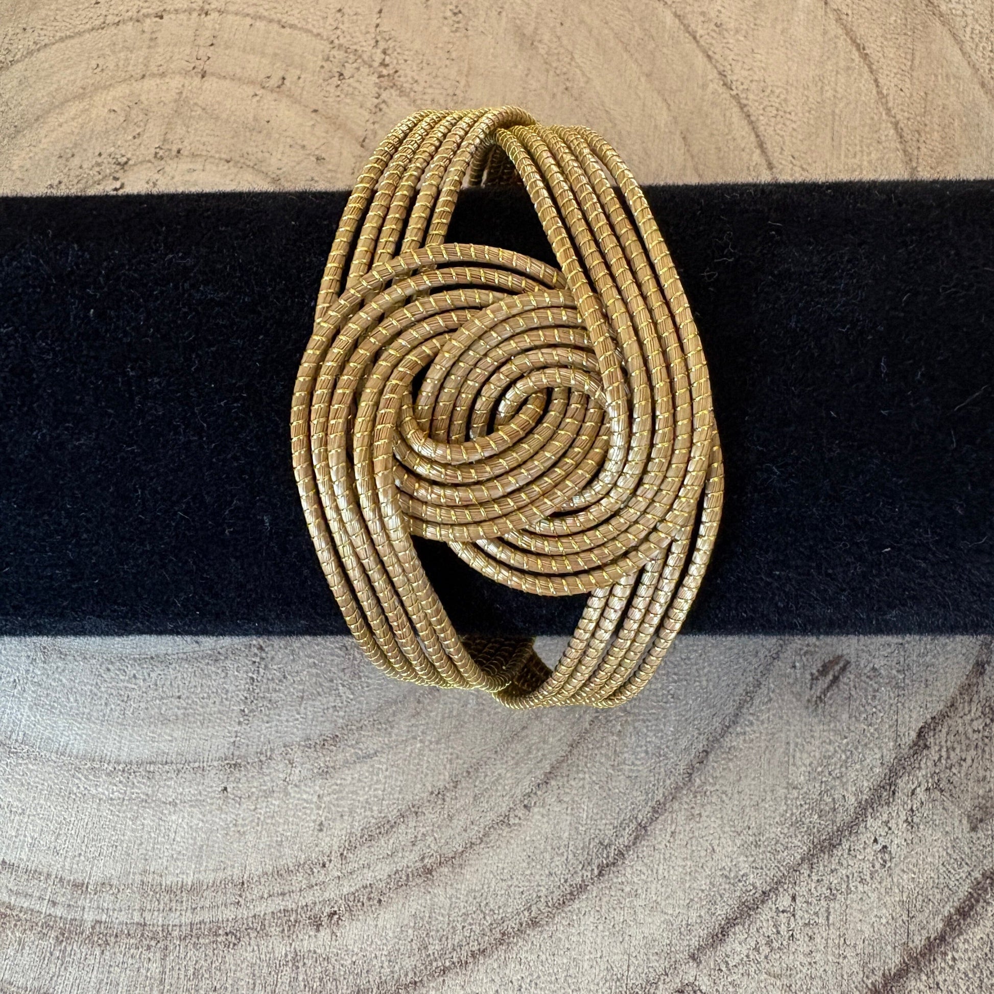 Bracelet Capim Dourado tressé large mandala Bracelet Artisan local travaillant le Capim Dourado dans l'état du Tocantins au centre-est du Brésil 