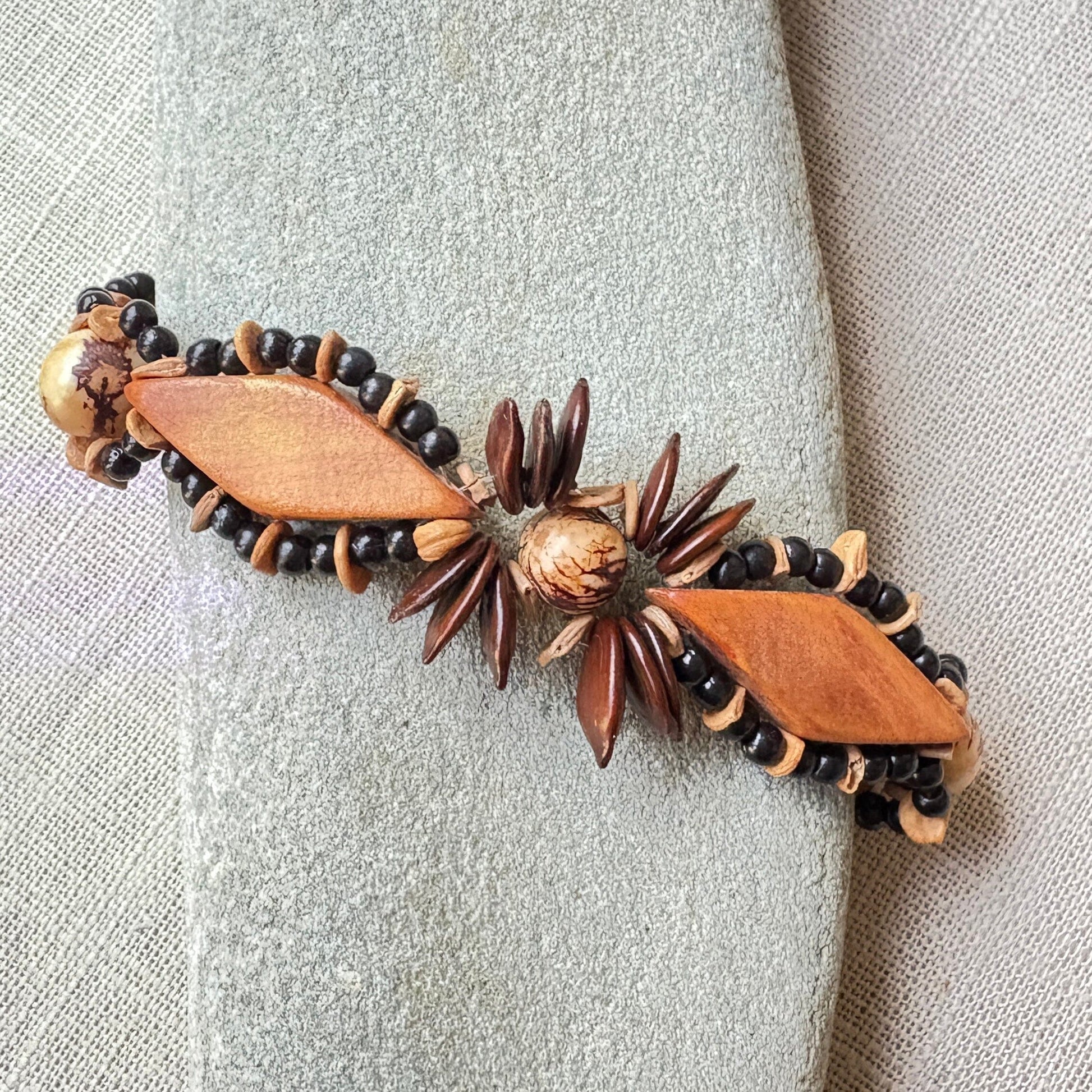 Bracelet de graines d'açai naturel et bois losange double - Ethnie Sateré Mawé Bracelet Ethnie Sateré mawé localisée dans les états de l'Amazonas et du Pará dans le Nord du Brésil. 