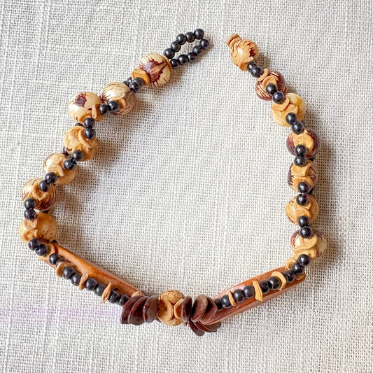 Bracelet de graines d'açai naturel et bois losange double - Ethnie Sateré Mawé Bracelet Ethnie Sateré mawé localisée dans les états de l'Amazonas et du Pará dans le Nord du Brésil. 