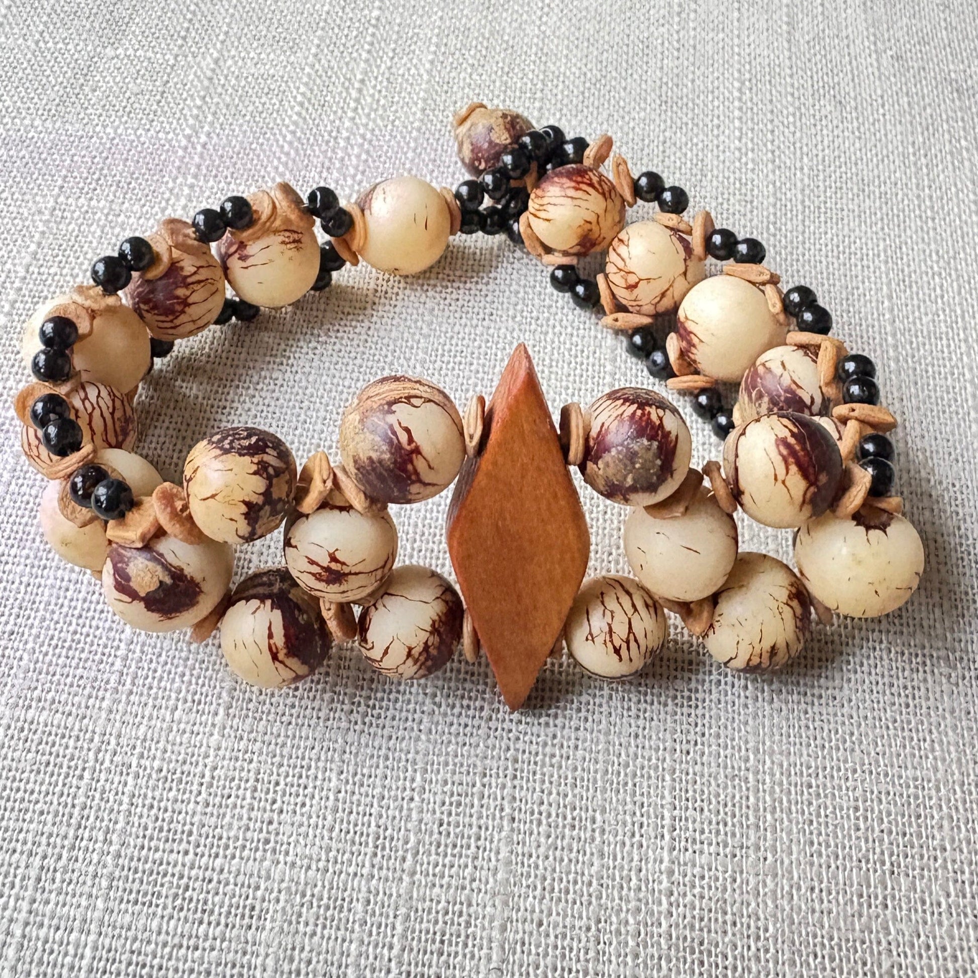 Bracelet de graines d'açai naturel et bois losange - Ethnie Sateré Mawé Bracelet Ethnie Sateré Mawé localisée dans les états de l'Amazonas et du Pará dans le Nord du Brésil. 