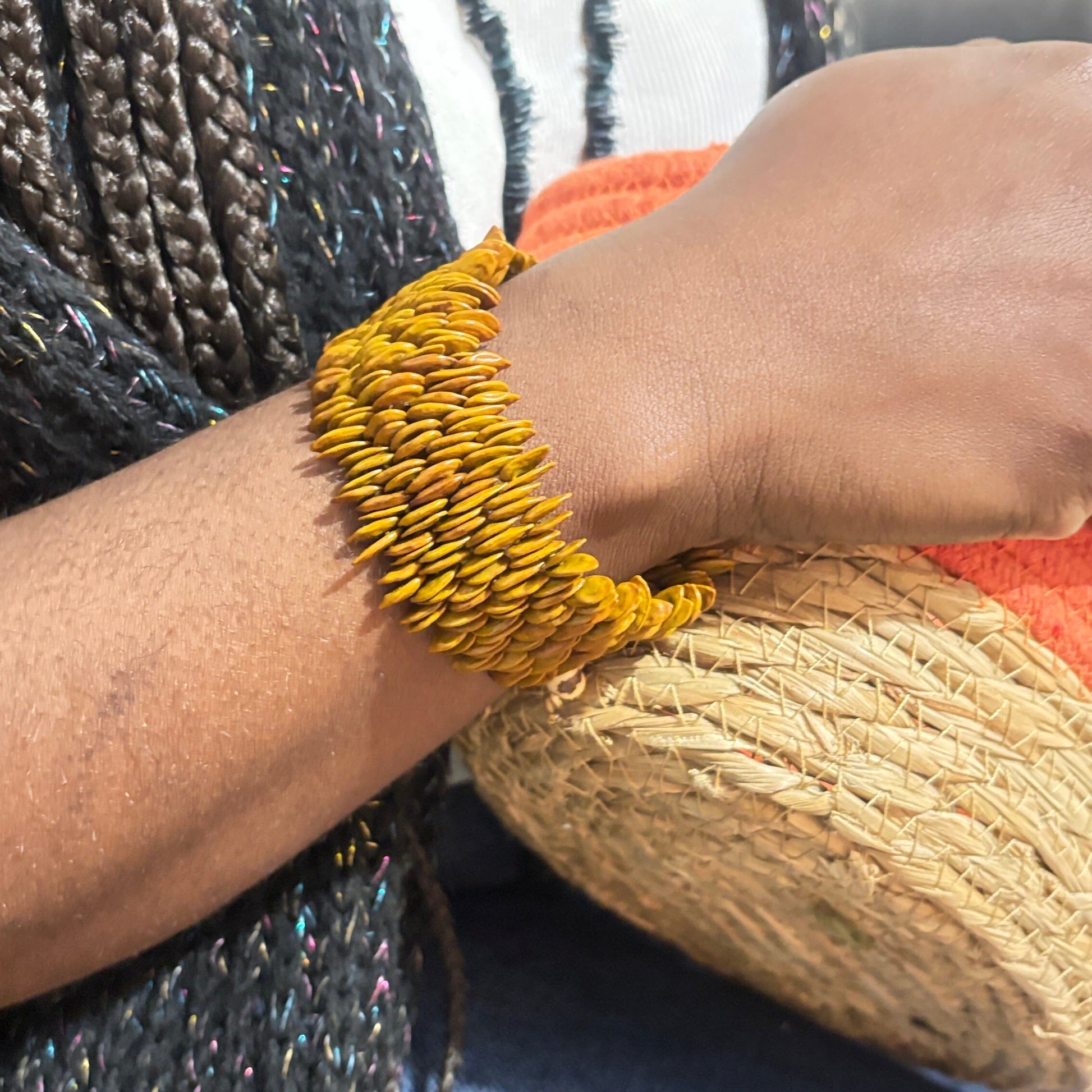 Bracelet de graines naturelles de jueirana beige - Ethnie Pataxo Bracelet Ethnie Pataxo, localisée dans l'état de Bahia à l'Est du Brésil. 