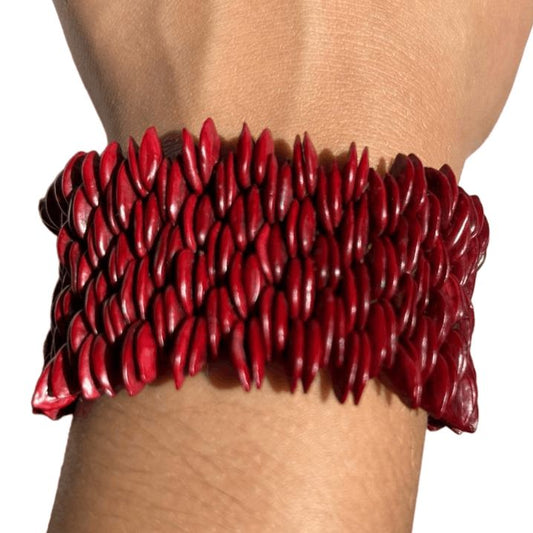 Bracelet de graines naturelles de jueirana rouge - Ethnie Pataxo Bracelet Ethnie Pataxo, localisée dans l'état de Bahia à l'Est du Brésil. 
