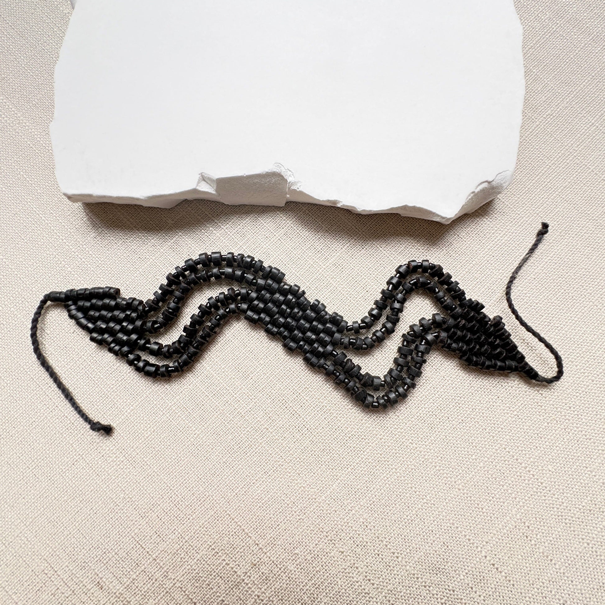 Bracelet de graines naturelles de tucuma et perles de verre- Ethnie Marubo Bracelet Ethnie Marubo, localisée dans l'état d'Amazonas au nord du Brésil. 