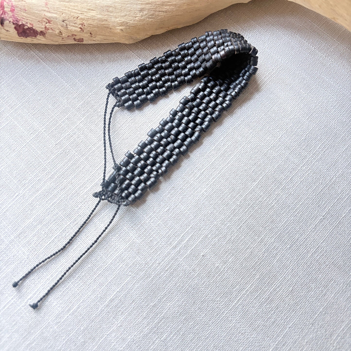 Bracelet de graines naturelles - Tucuma - Ethnie Marubo Bracelet Ethnie Marubo, localisée dans l'état d'Amazonas au nord du Brésil. 