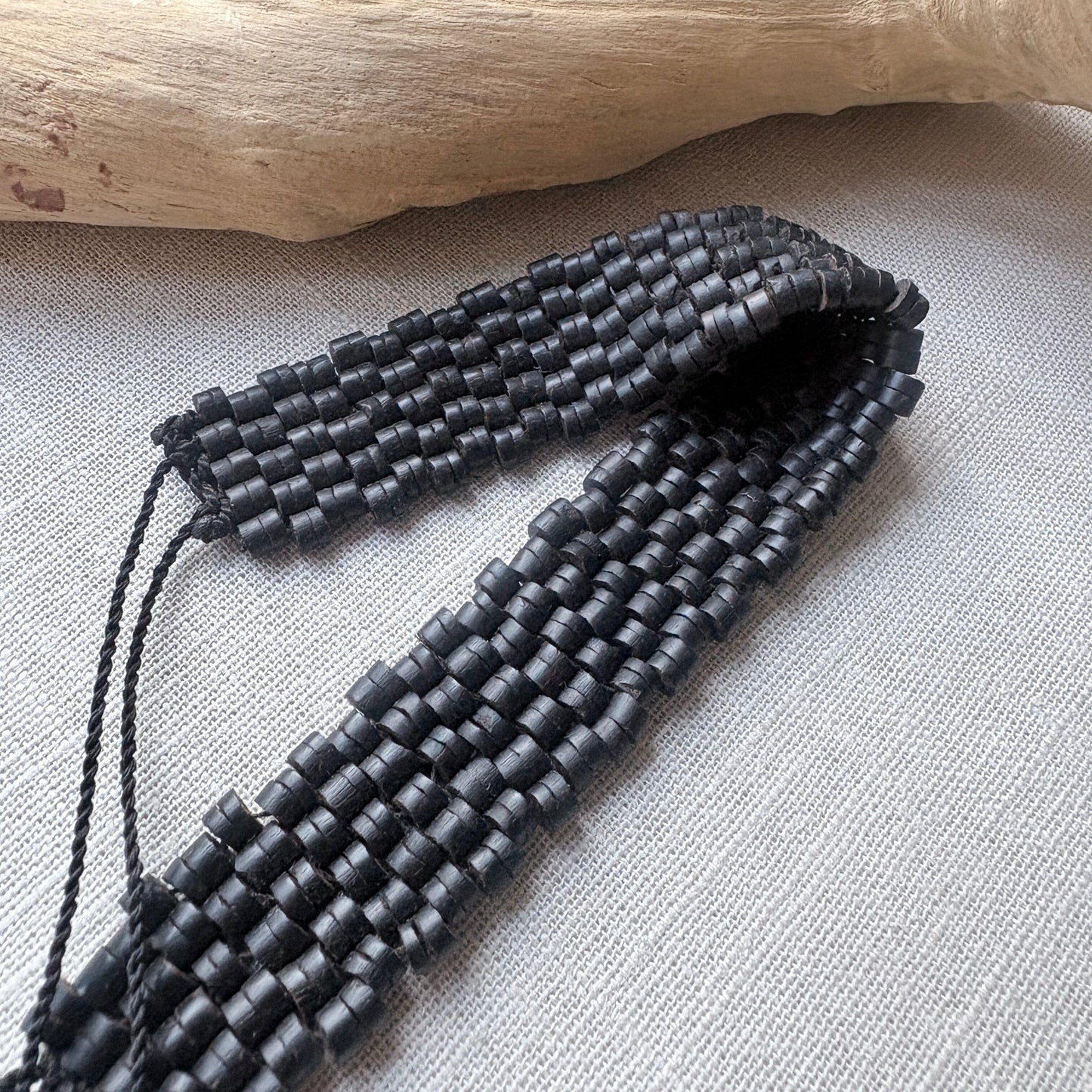 Bracelet de graines naturelles - Tucuma - Ethnie Marubo Bracelet Ethnie Marubo, localisée dans l'état d'Amazonas au nord du Brésil. 