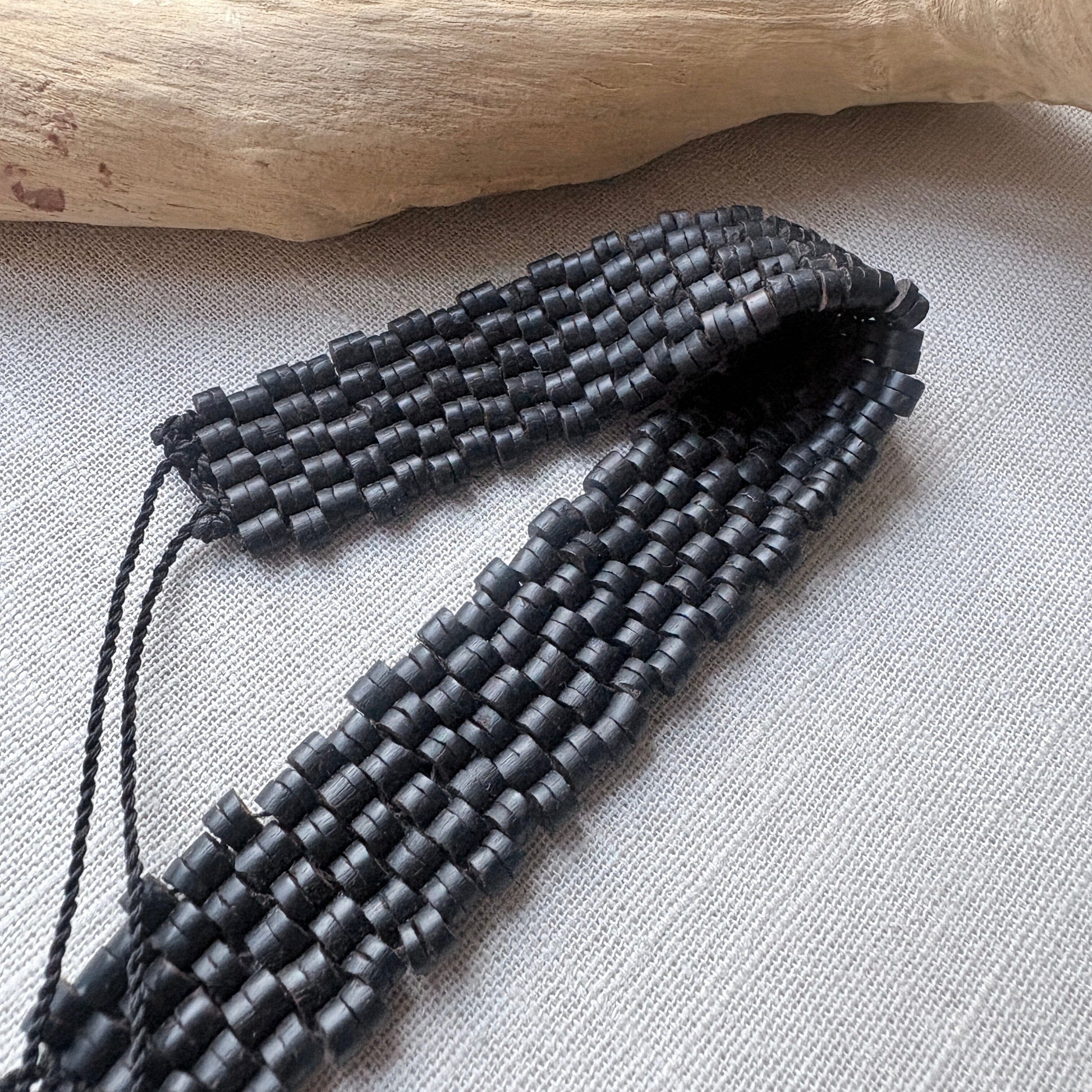 Bracelet de graines naturelles - Tucuma - Ethnie Marubo Bracelet Ethnie Marubo, localisée dans l'état d'Amazonas au nord du Brésil. 