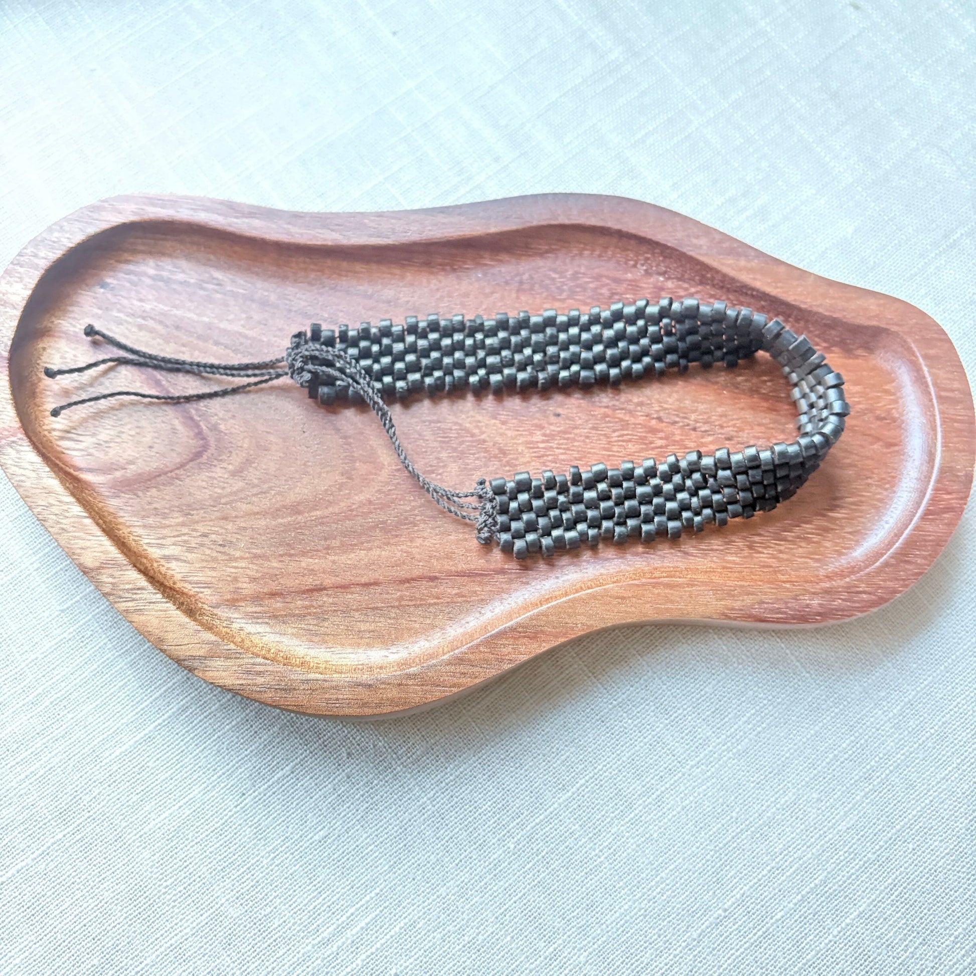 Bracelet de graines naturelles - Tucuma - Fin - Ethnie Marubo Bracelet Ethnie Marubo, localisée dans l'état d'Amazonas au nord du Brésil. 