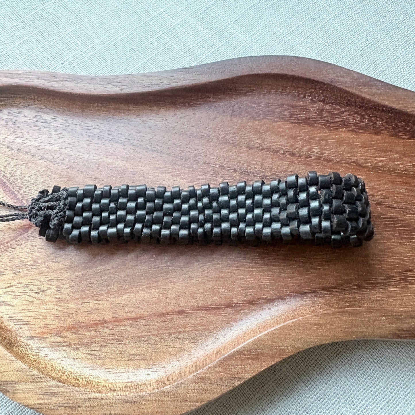 Bracelet de graines naturelles - Tucuma - Fin - Ethnie Marubo Bracelet Ethnie Marubo, localisée dans l'état d'Amazonas au nord du Brésil. 