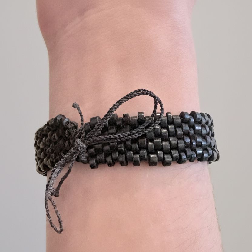 Bracelet de graines naturelles - Tucuma - Fin - Ethnie Marubo Bracelet Ethnie Marubo, localisée dans l'état d'Amazonas au nord du Brésil. 