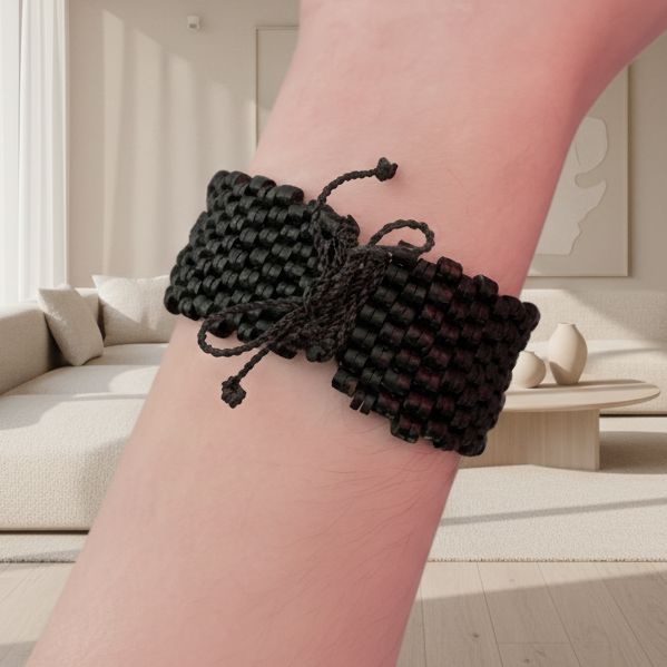 Bracelet de graines naturelles - Tucuma - Large - Ethnie Marubo Bracelet Ethnie Marubo, localisée dans l'état d'Amazonas au nord du Brésil. 