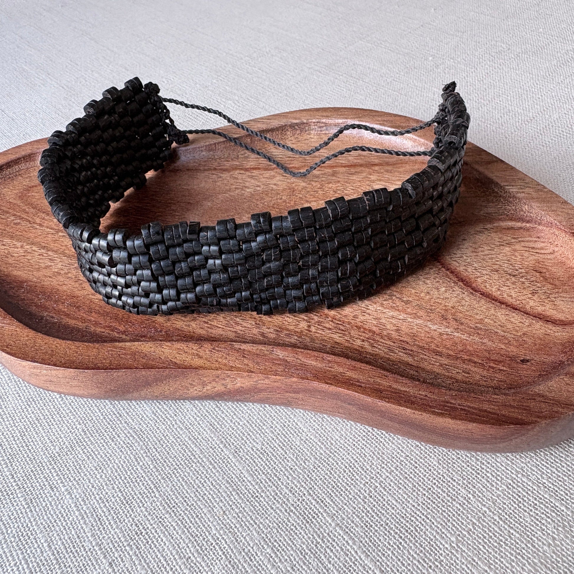 Bracelet de graines naturelles - Tucuma - Large - Ethnie Marubo Bracelet Ethnie Marubo, localisée dans l'état d'Amazonas au nord du Brésil. 