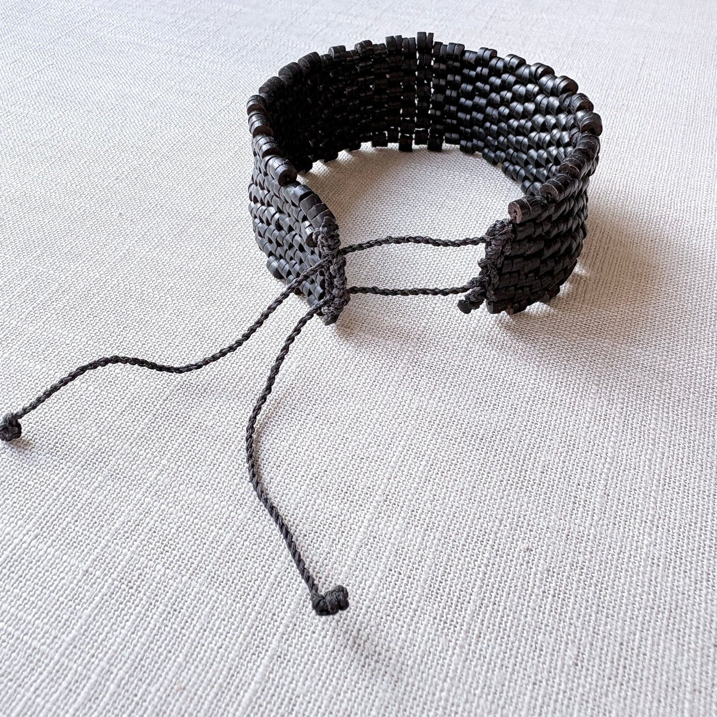 Bracelet de graines naturelles - Tucuma - Large - Ethnie Marubo Bracelet Ethnie Marubo, localisée dans l'état d'Amazonas au nord du Brésil. 