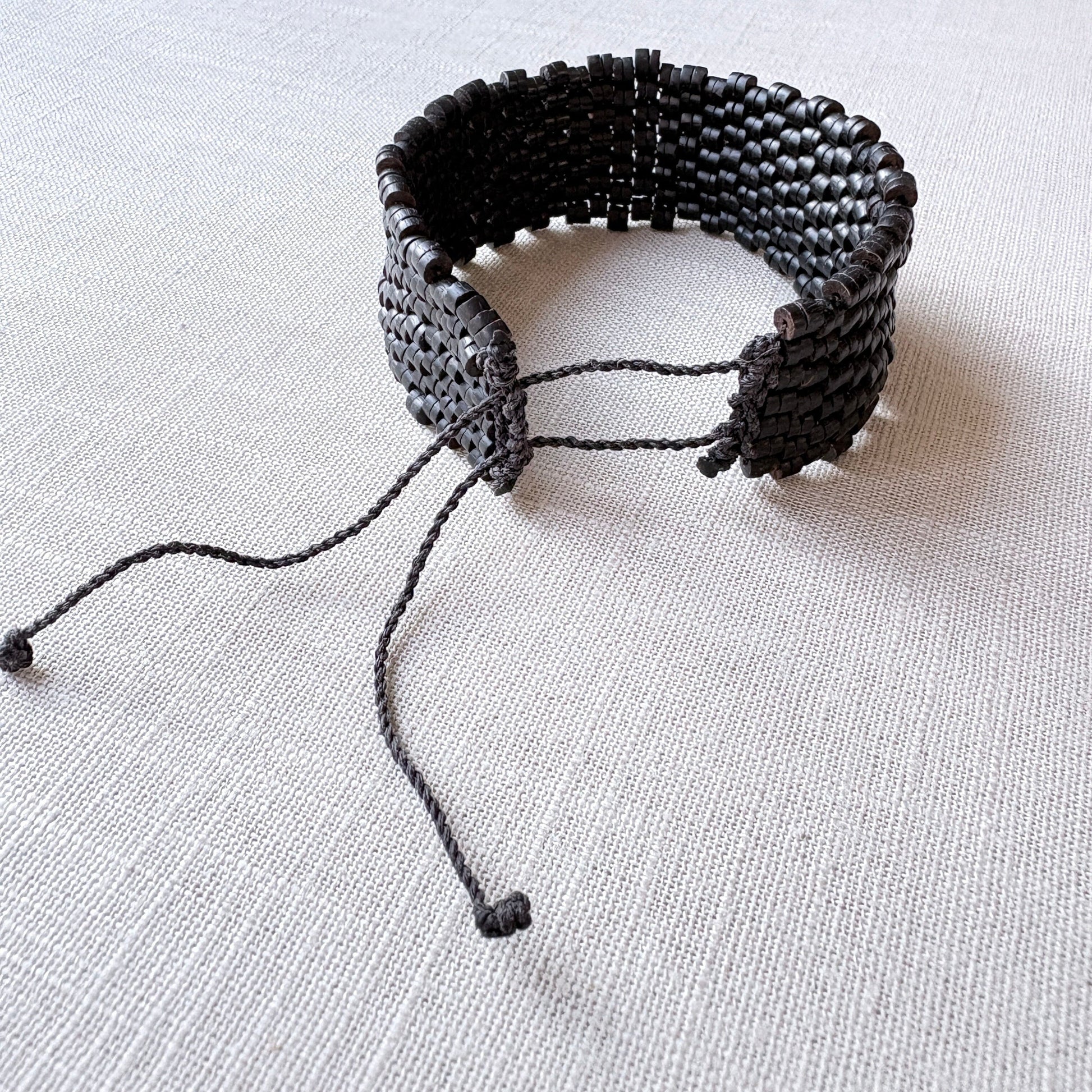 Bracelet de graines naturelles - Tucuma - Large - Ethnie Marubo Bracelet Ethnie Marubo, localisée dans l'état d'Amazonas au nord du Brésil. 