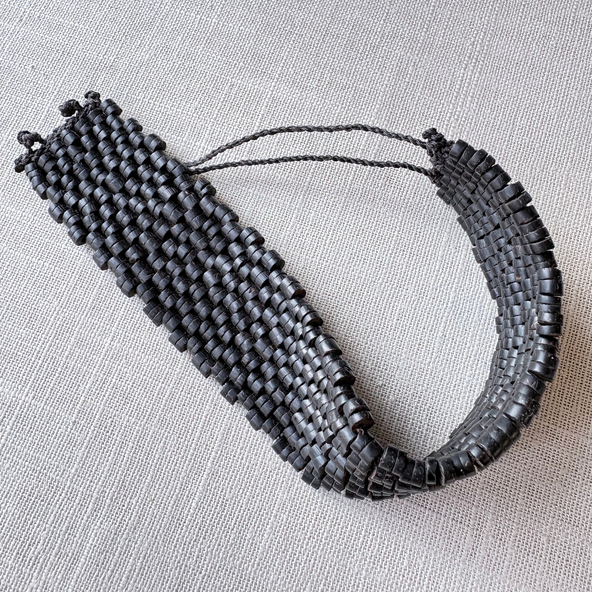 Bracelet de graines naturelles - Tucuma - Large - Ethnie Marubo Bracelet Ethnie Marubo, localisée dans l'état d'Amazonas au nord du Brésil. 