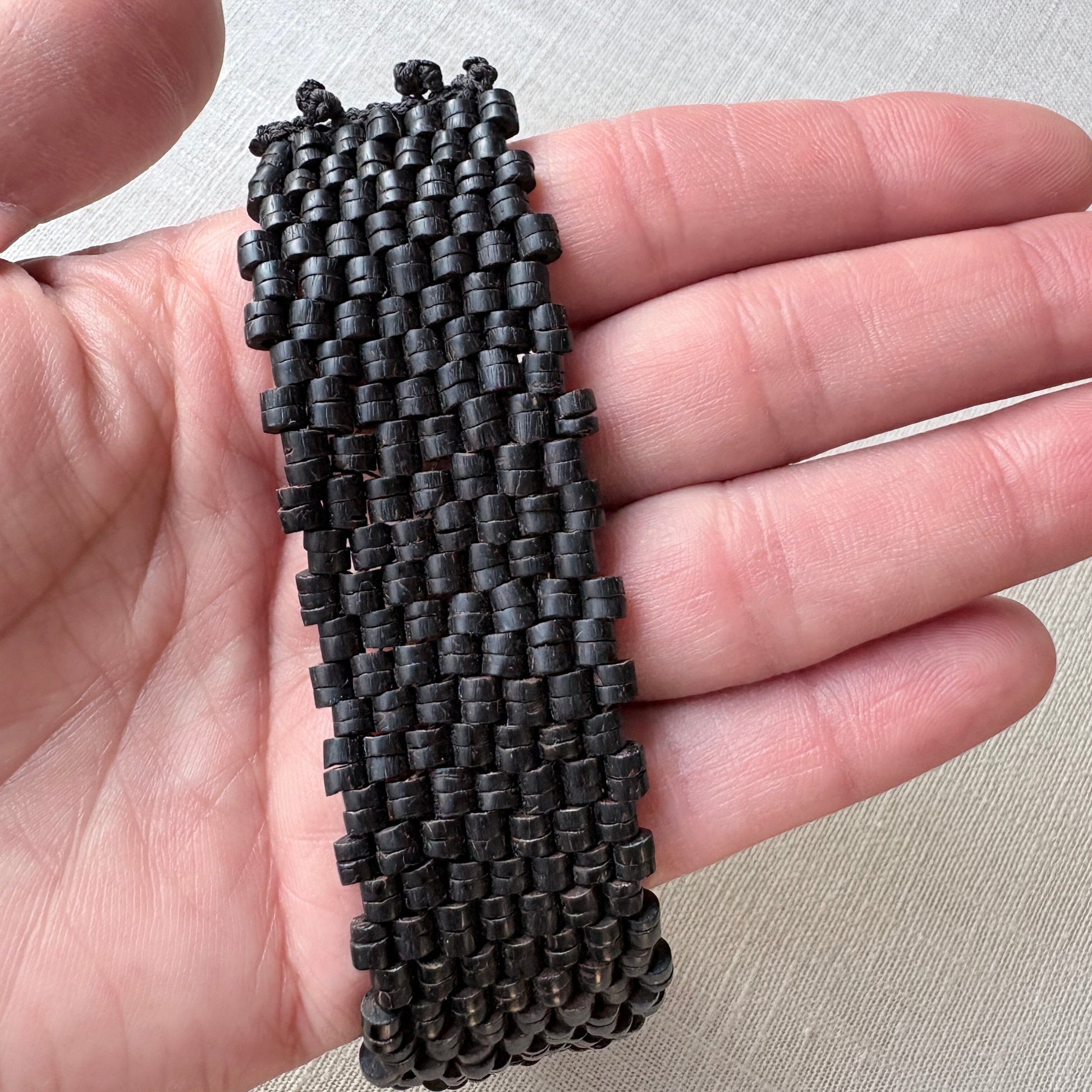 Bracelet de graines naturelles - Tucuma - Large - Ethnie Marubo Bracelet Ethnie Marubo, localisée dans l'état d'Amazonas au nord du Brésil. 