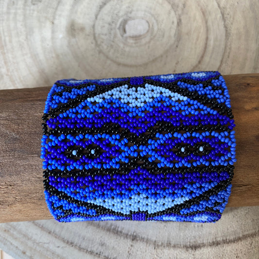 Bracelet en perles de verre (Miçanga) - bleu et noir en croix - Ethnie Mehinako Bracelet Ethnie Mehinako, localisée dans le Parc Indigène du Xingu dans l' état du Mato Grosso au Centre-Ouest du Brésil. 