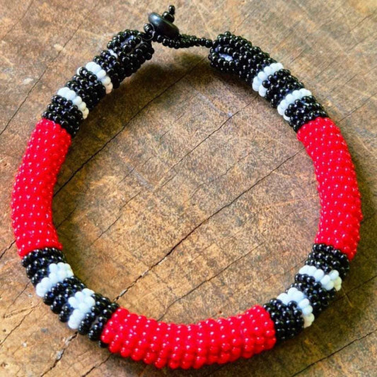 Bracelet en perles de verre (Miçanga) - corail rouge noir blanc - Ethnie Borari Bracelet Ethnie Borari, localisée dans l'état du Pará dans le Nord du Brésil. 