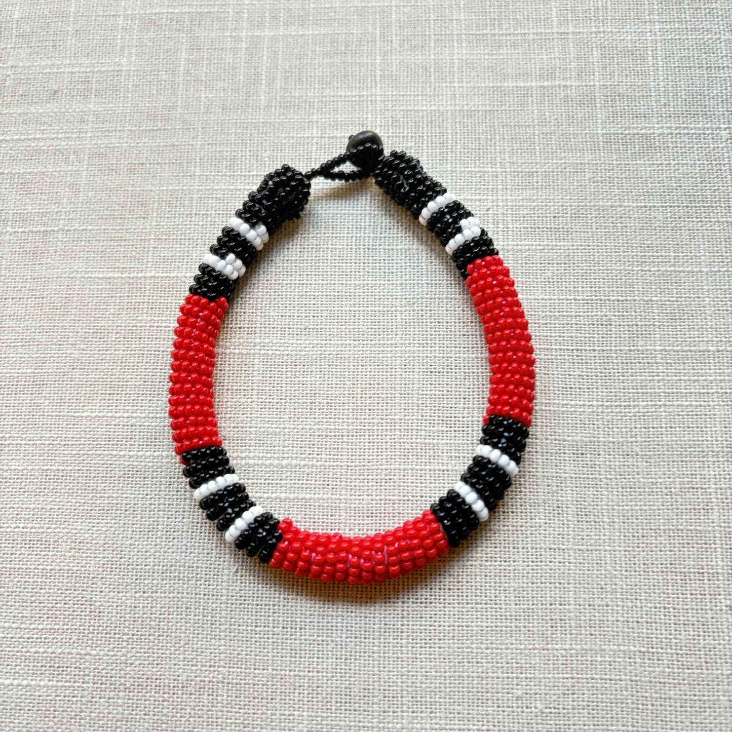 Bracelet en perles de verre (Miçanga) - corail rouge noir blanc - Ethnie Borari Bracelet Ethnie Borari, localisée dans l'état du Pará dans le Nord du Brésil. 