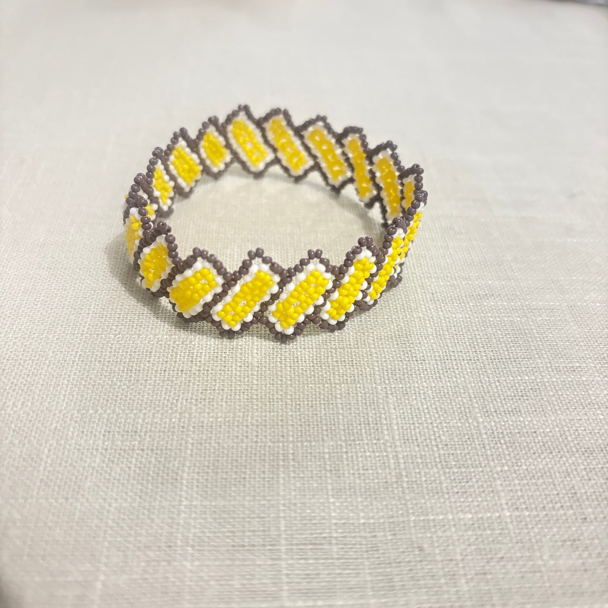 Bracelet en perles de verre (Miçanga) - fin - jaune marron blanc - Ethnie Borari Bracelet Ethnie Borari, localisée dans l'état du Pará dans le Nord du Brésil. 