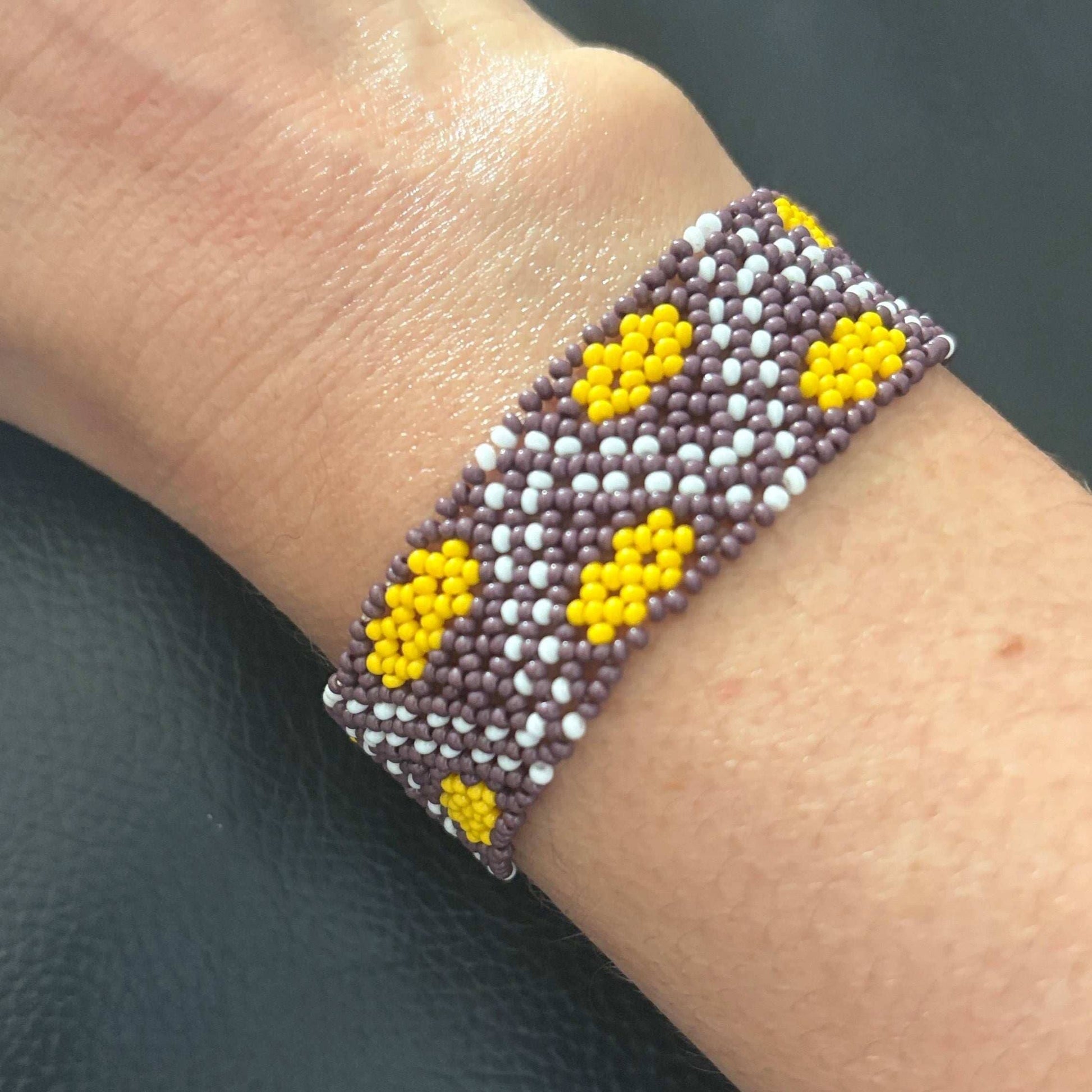 Bracelet en perles de verre (Miçanga) - fin - marron jaune blanc - Ethnie Borari Bracelet Ethnie Borari, localisée dans l'état du Pará dans le Nord du Brésil. 