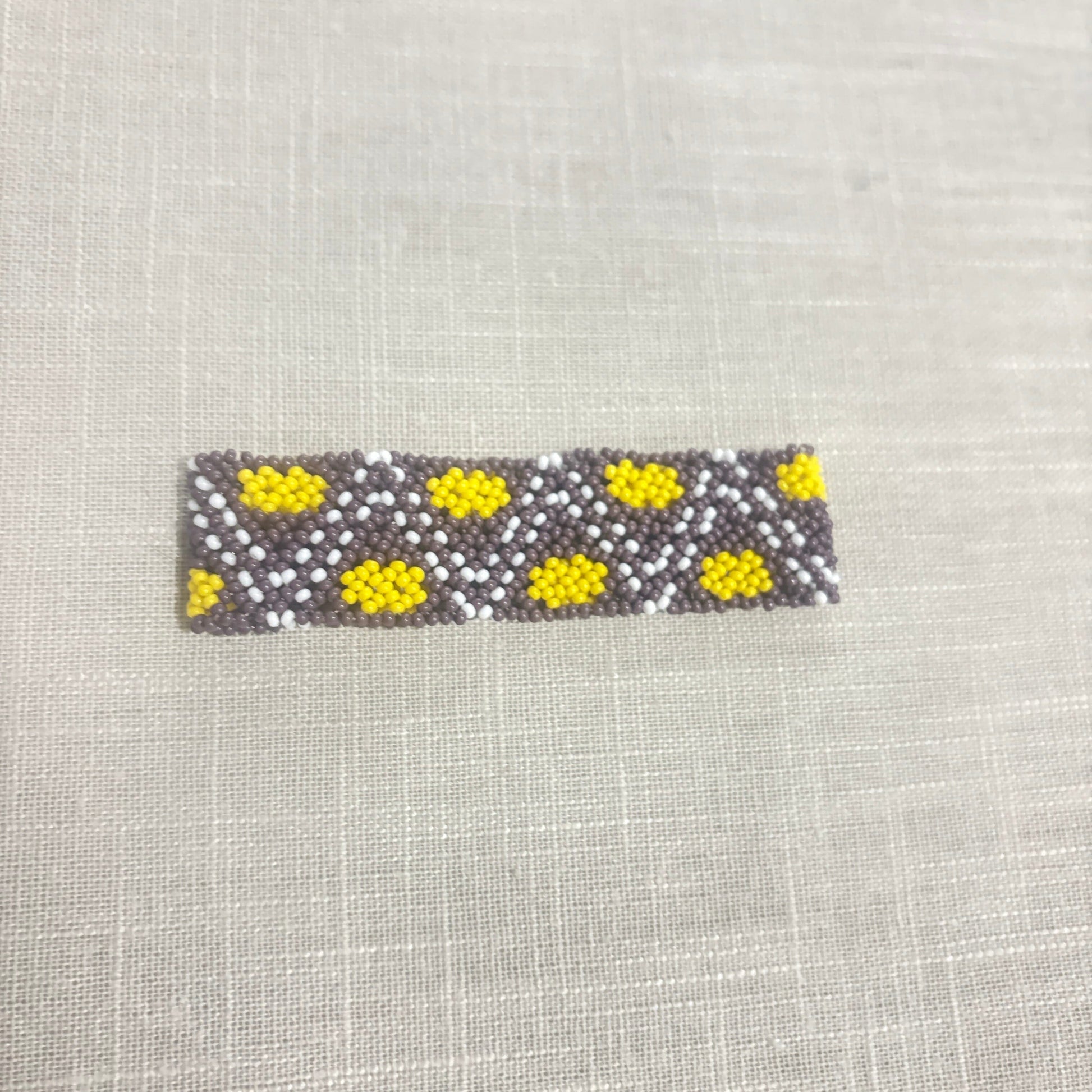 Bracelet en perles de verre (Miçanga) - fin - marron jaune blanc - Ethnie Borari Bracelet Ethnie Borari, localisée dans l'état du Pará dans le Nord du Brésil. 