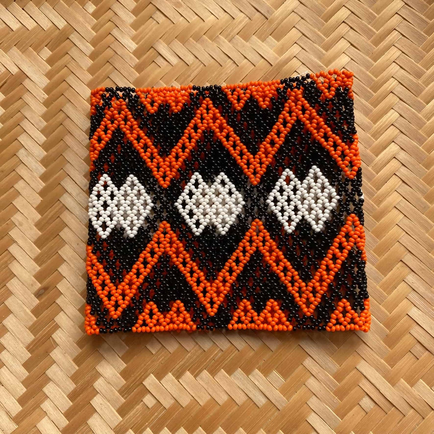 Bracelet en perles de verre (Miçanga) - grande taille - blanc, orange et noir - Ethnie Kayapo Bracelet Ethnie Kayapo, localisée dans l'état du Pará au nord du Brésil 