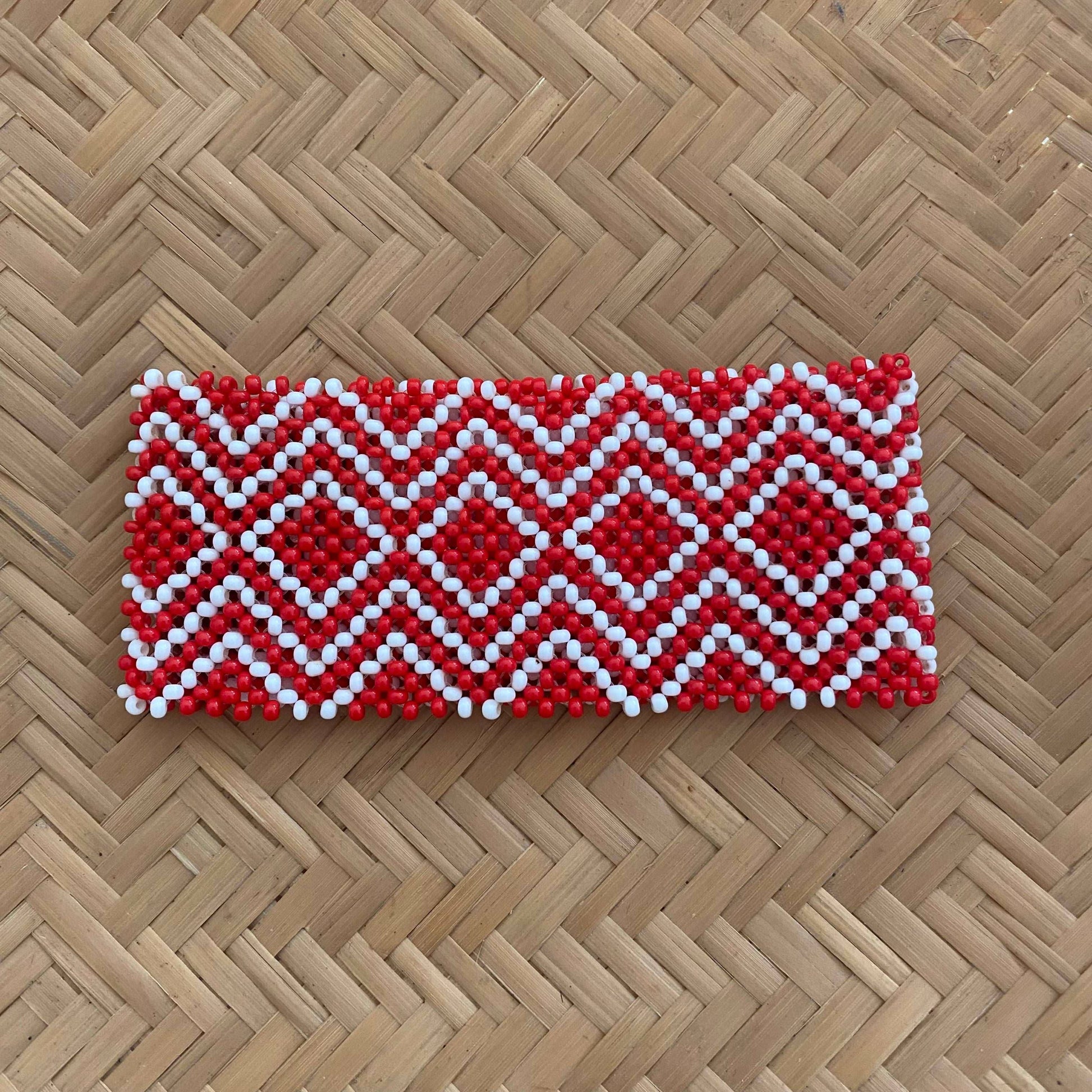 Bracelet en perles de verre (Miçanga) - grande taille - blanc rouge - Ethnie Kayapo Bracelet Ethnie Kayapo, localisée dans l'état du Pará au nord du Brésil 