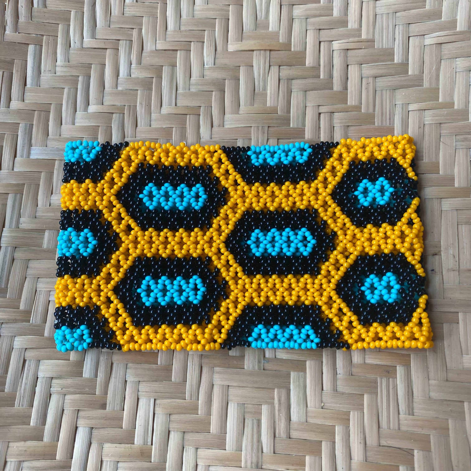 Bracelet en perles de verre (Miçanga) - grande taille - orange, noir et bleu - Ethnie Kayapo Bracelet Ethnie Kayapo, localisée dans l'état du Pará au nord du Brésil 