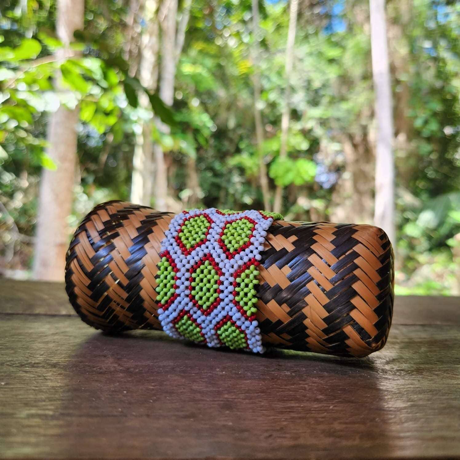 Bracelet en perles de verre (Miçanga) - grande taille - vert bleu - Ethnie Kayapo Bracelet Ethnie Kayapo, localisée dans l'état du Pará au nord du Brésil 