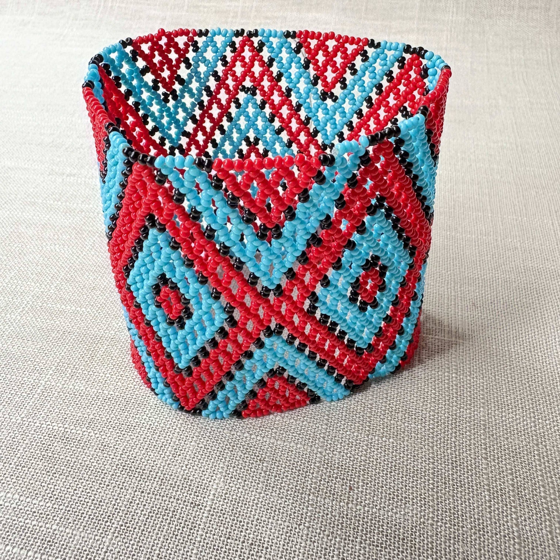 Bracelet en perles de verre (Miçanga) - losanges rouge bleu et noir - Ethnie Kayapo Bracelet Ethnie Kayapo, localisée dans l'état du Pará au nord du Brésil 