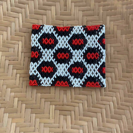 Bracelet en perles de verre (Miçanga) - moyenne taille - blanc noir et rouge - Ethnie Kayapo Bracelet Ethnie Kayapo, localisée dans l'état du Pará au nord du Brésil 