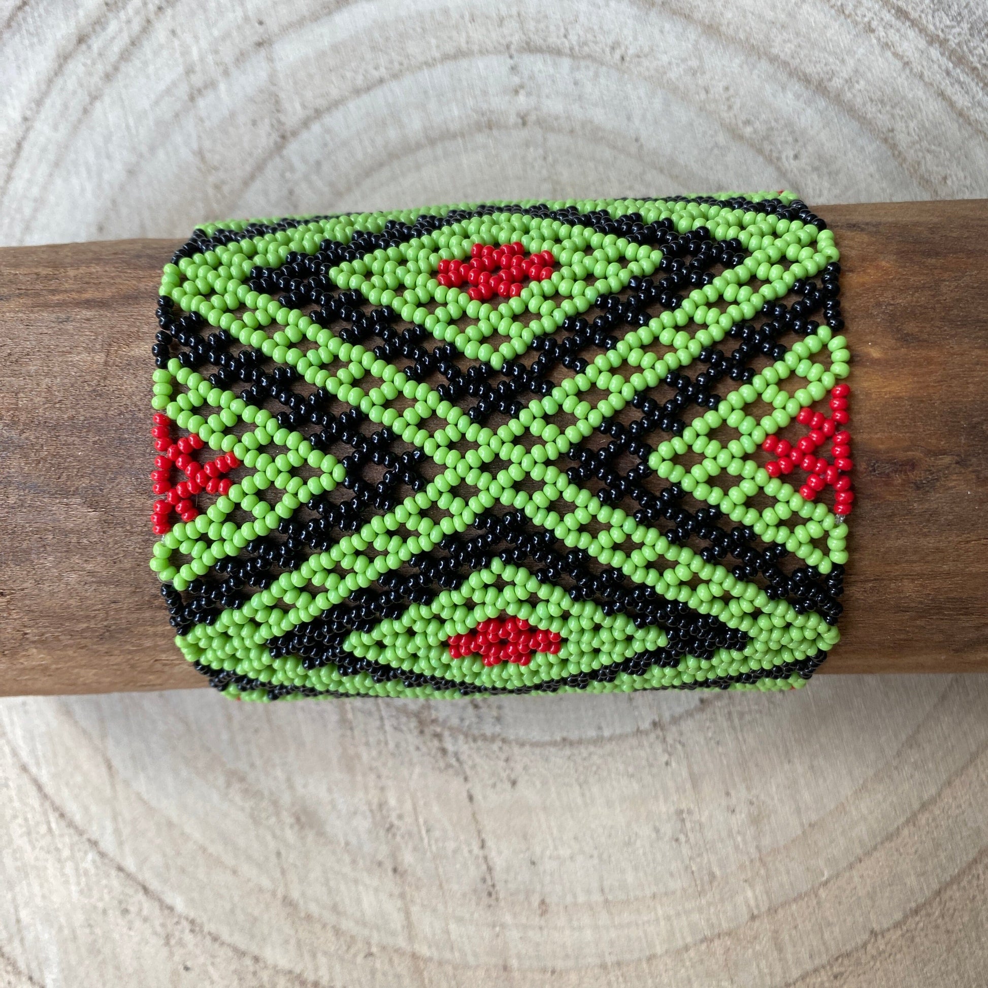 Bracelet en perles de verre (Miçanga) - moyenne taille - losanges noir, vert et rouge - ethnie Kayapo Bracelet Ethnie Kayapo, localisée dans l'état du Pará au nord du Brésil 