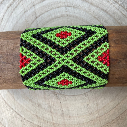 Bracelet en perles de verre (Miçanga) - moyenne taille - losanges noir, vert et rouge - ethnie Kayapo Bracelet Ethnie Kayapo, localisée dans l'état du Pará au nord du Brésil 