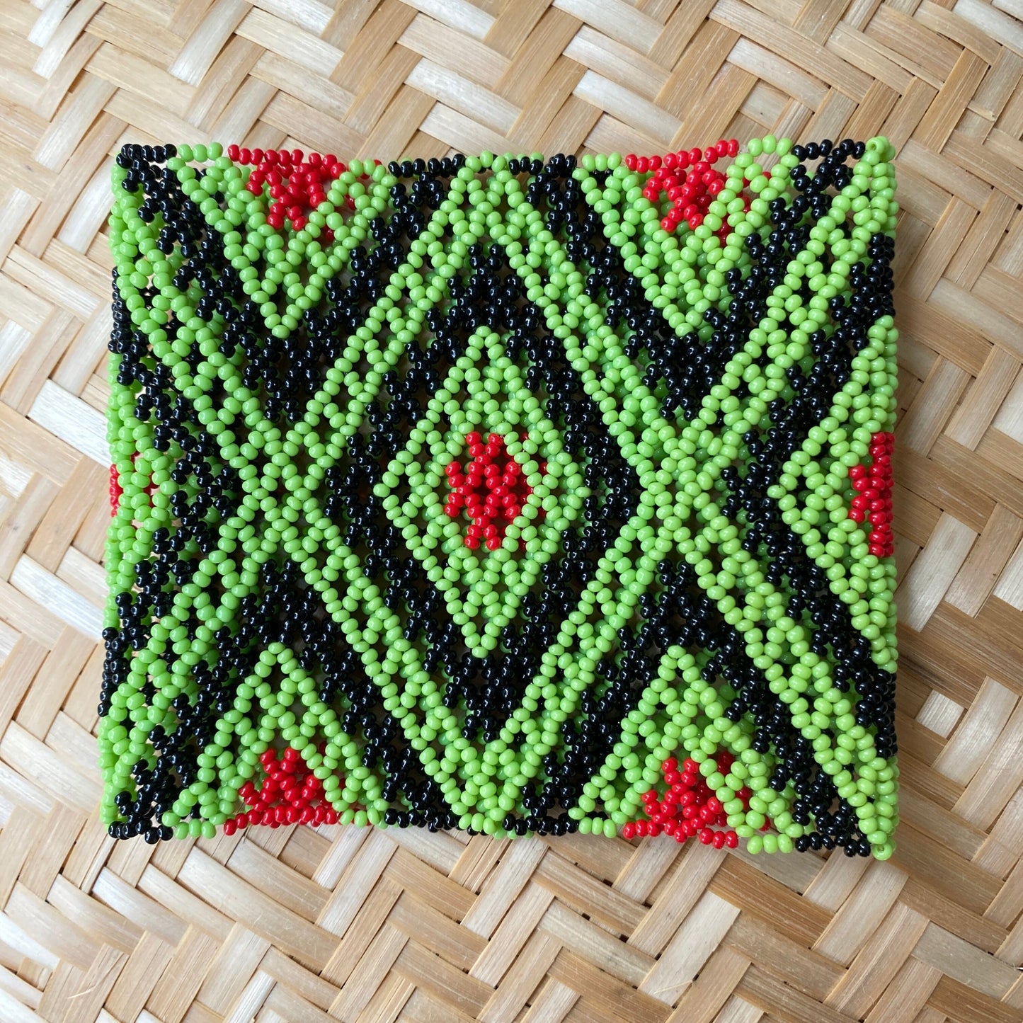 Bracelet en perles de verre (Miçanga) - moyenne taille - losanges noir, vert et rouge - ethnie Kayapo Bracelet Ethnie Kayapo, localisée dans l'état du Pará au nord du Brésil 